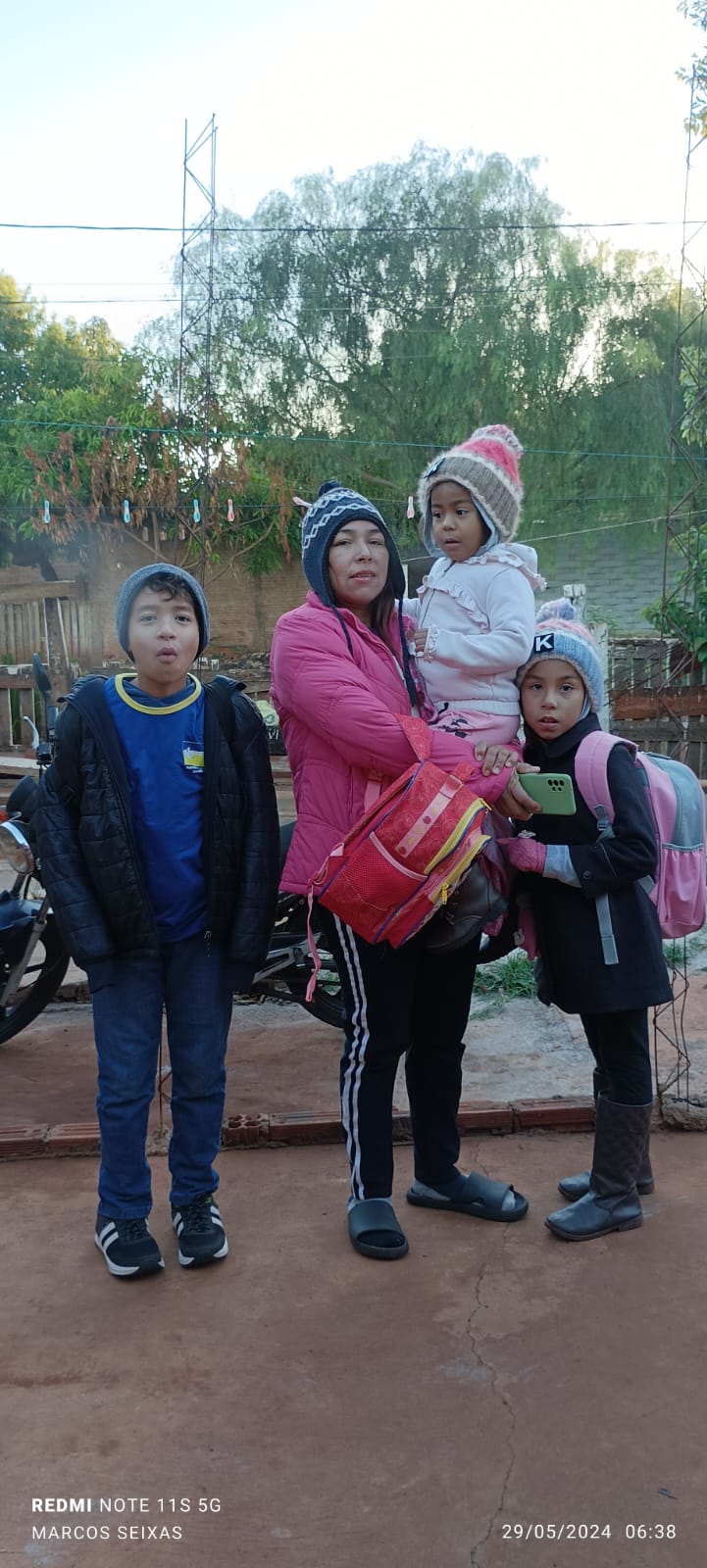 SAMUEL, FRANCINUBIA , MARIA CLARA E ANA BEATRIZ,. UM DIA DE FRIO EM DOURADOS.